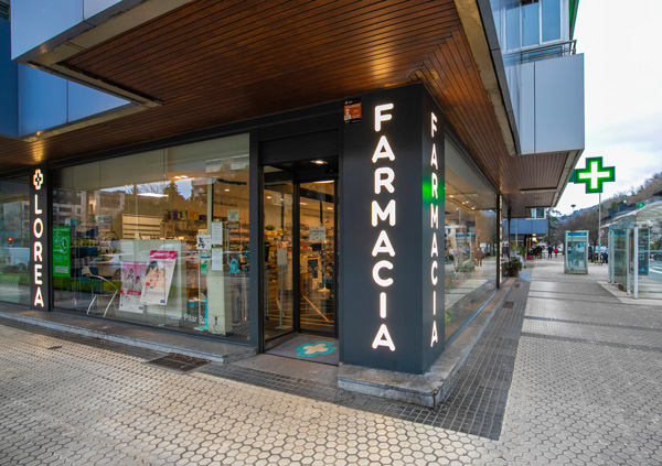 fachada de la farmacia lorea en el antiguo